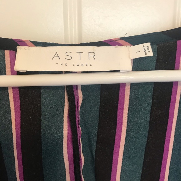 Plunging blouse w/option to close. 3/4 sleeve - Picture 2 of 5